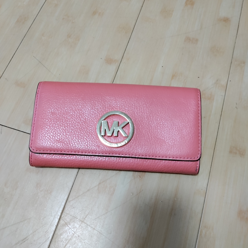 🔥Michal Kors Wallet🔥 Coral color!
